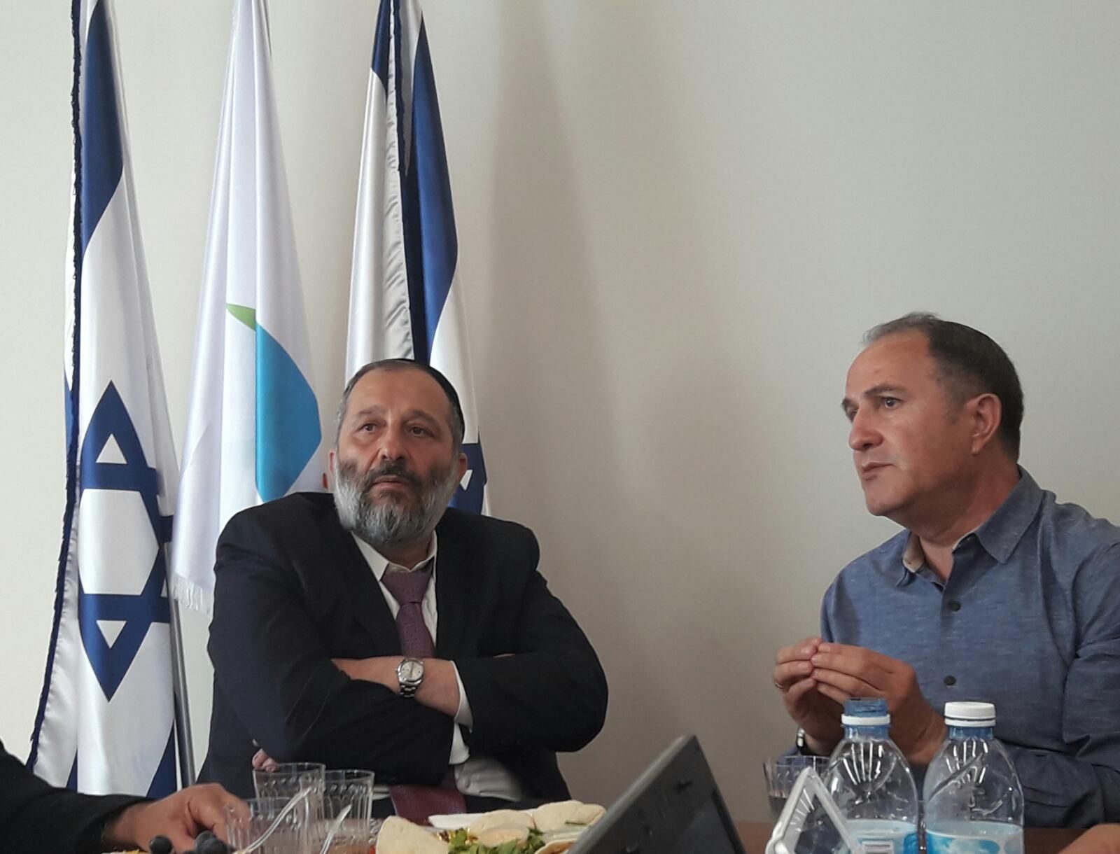 לסרי ושר הפנים אריה דרעי