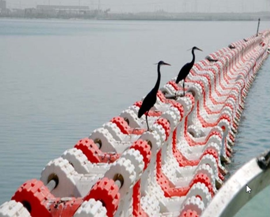 שובר גלים צף