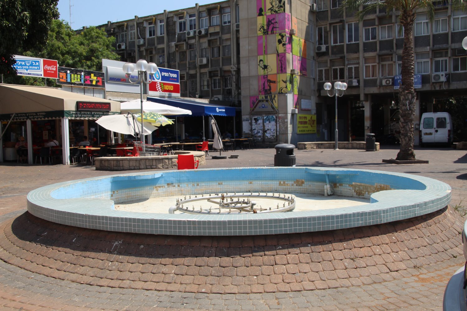 המזרקה הצחיחה במרכז רובע א&#39;. צילום: שמואל סרדינס