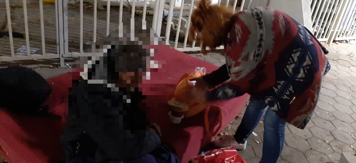 מחלקים שמיכות לדרי הרחוב. צילום: עיריית אשדוד