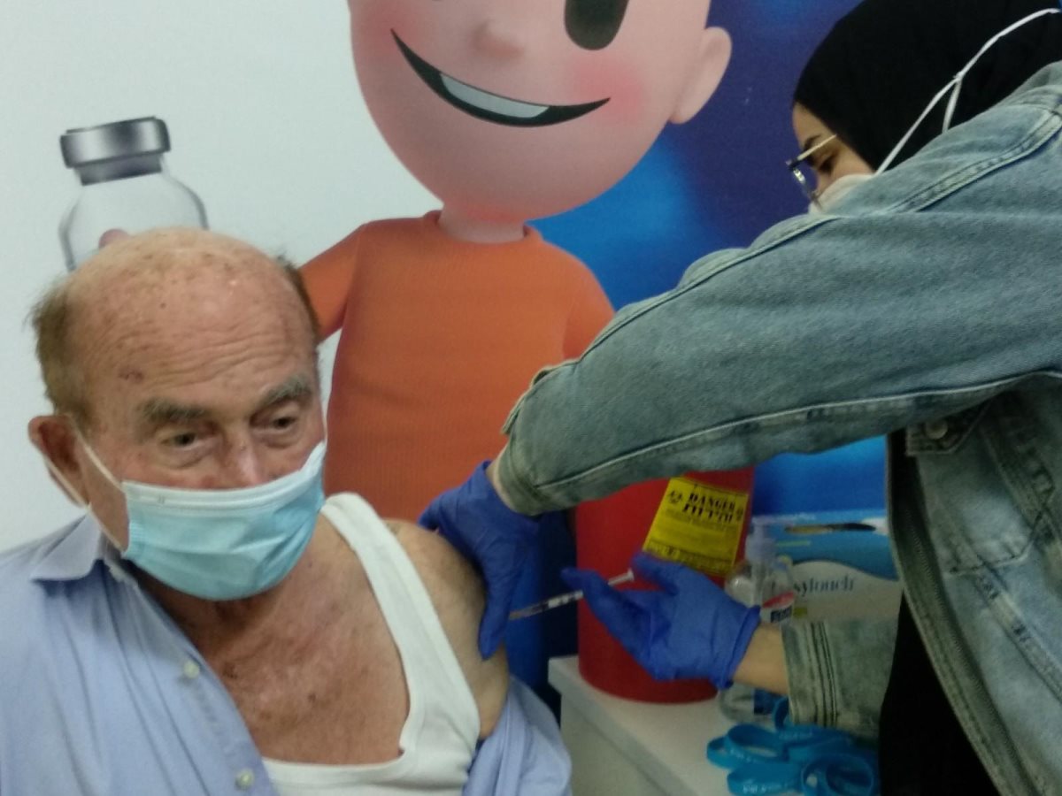 דוד ׳דוגו׳ לייטנר מתחסן נגד קורונה. צילום: דוברות כללית