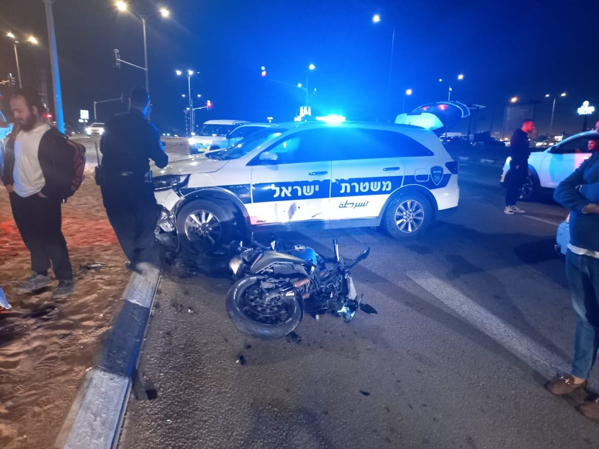 האופנוע לאחר שפגע בניידת