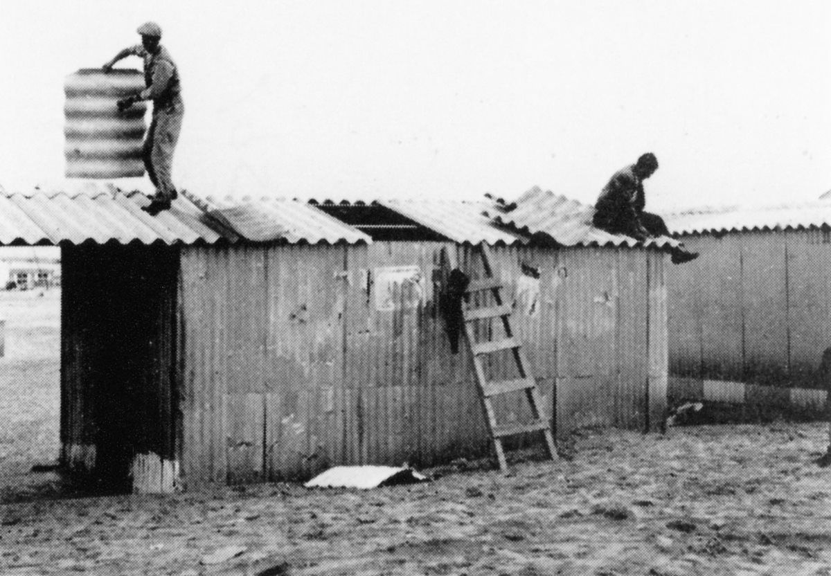 בניית הפחונים הראשונים באשדוד. צילום באדיבות הארכיון העירוני לתולדות אשדוד