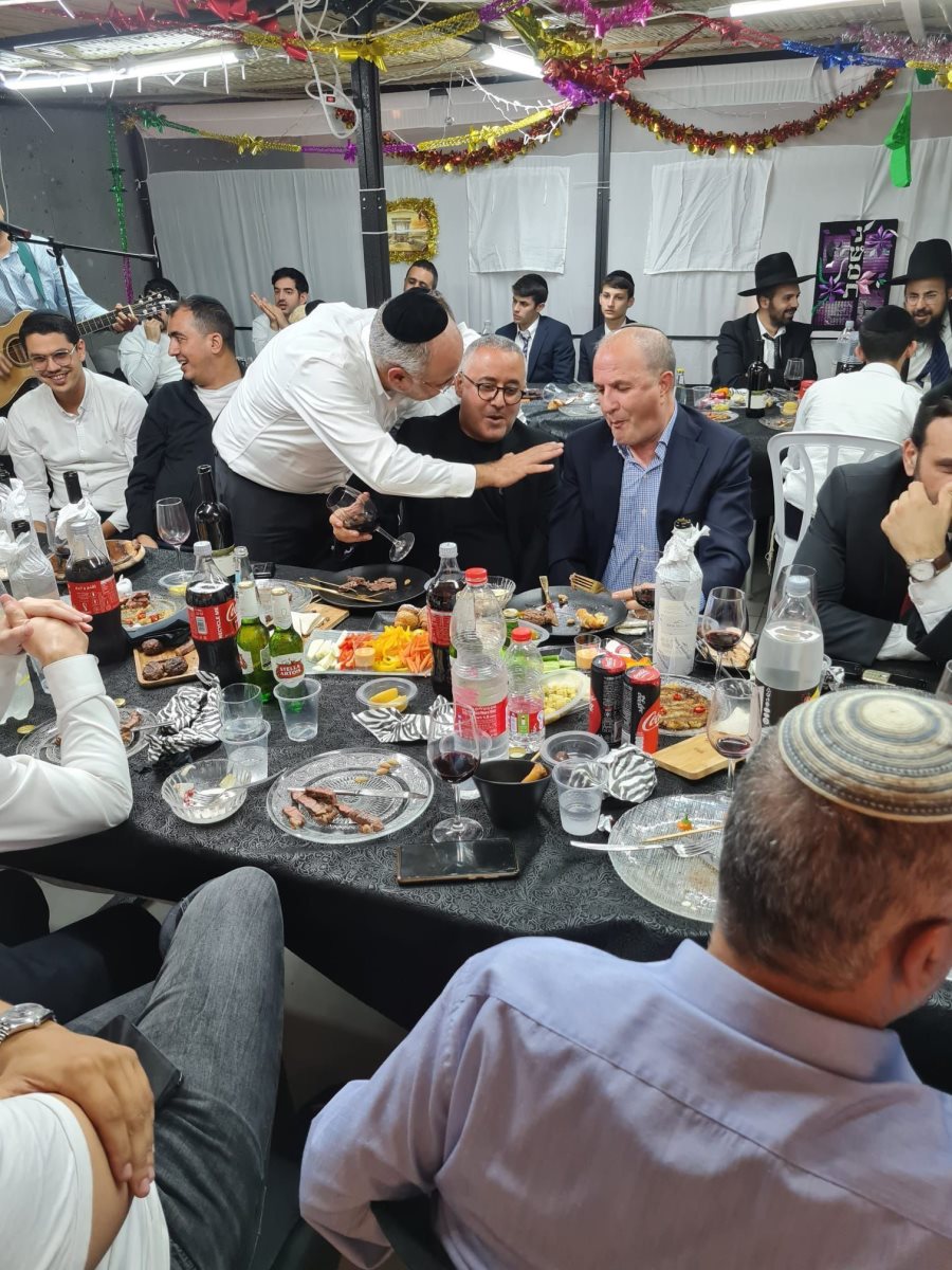 אושפיזין. הסעודה בסוכתו של משה מור יוסף