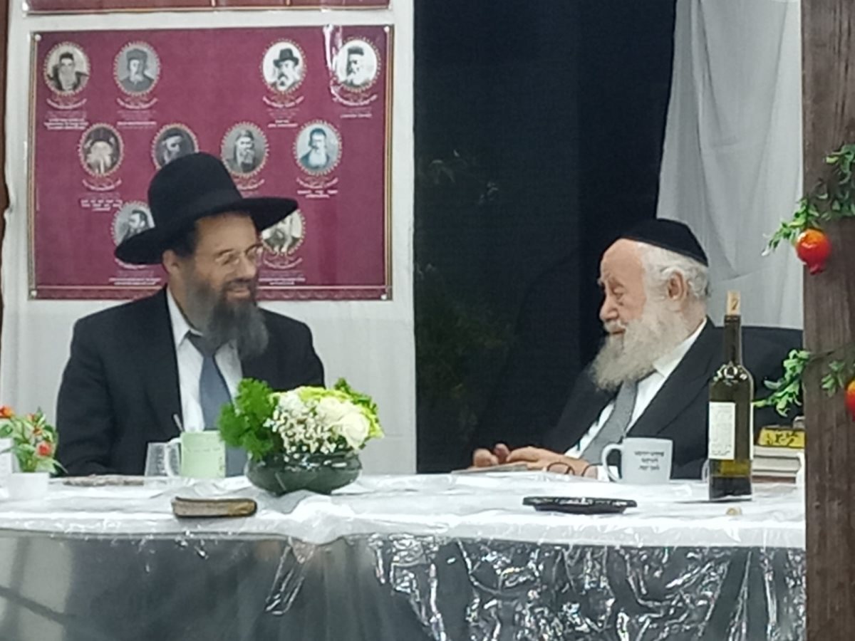 הרב שיינין בסוכתו. 