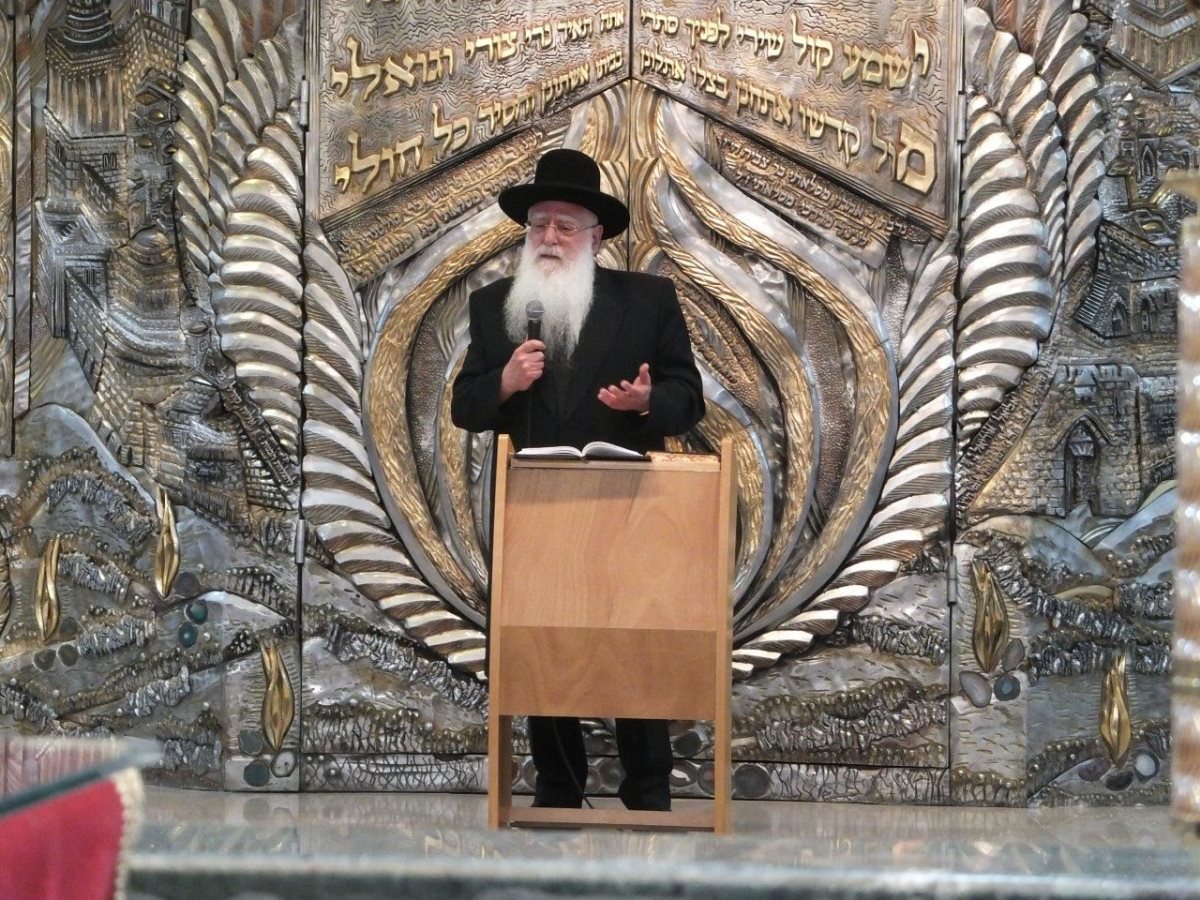 דרשו ה' בהמצאו. הרב פינטו בדרשה (התמונות צולמו ביום חול). מ. כהן