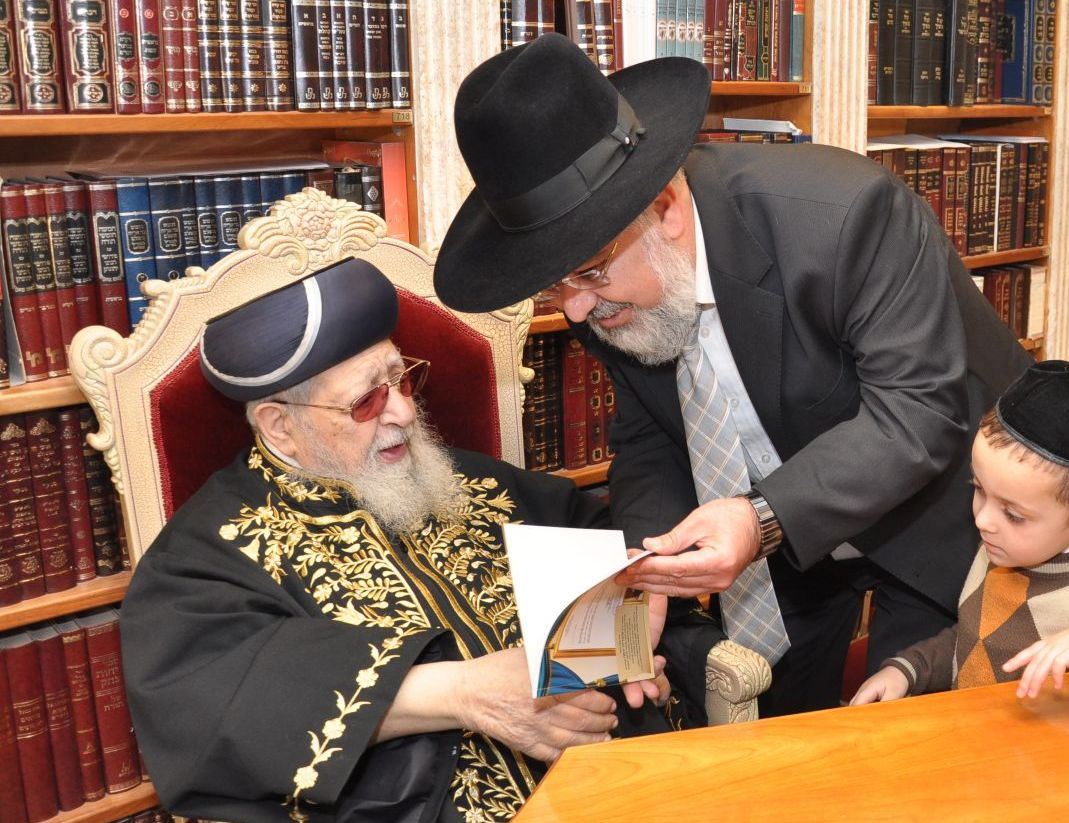 לאורו של מרן. הרב דהן מתברך מהגר&quot;ע זי&quot;ע. צילום: א&#39; מיכאלי