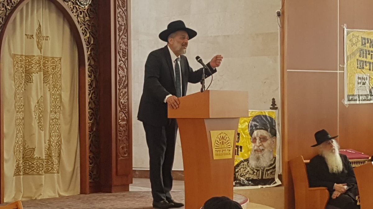 הרב דרעי נואם בכנס. מ' מיכאלי