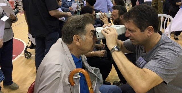 ז&#39;יל טייב מבצע בדיקת ראייה בשנת 2015. צילום מתוך דף הפייסבוק של העמותה