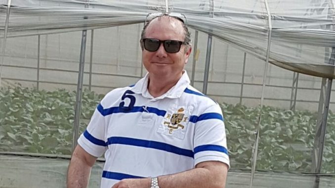 יגאל פסקוביץ בחממות גידולי הירקות של החברה בדרום אמריקה