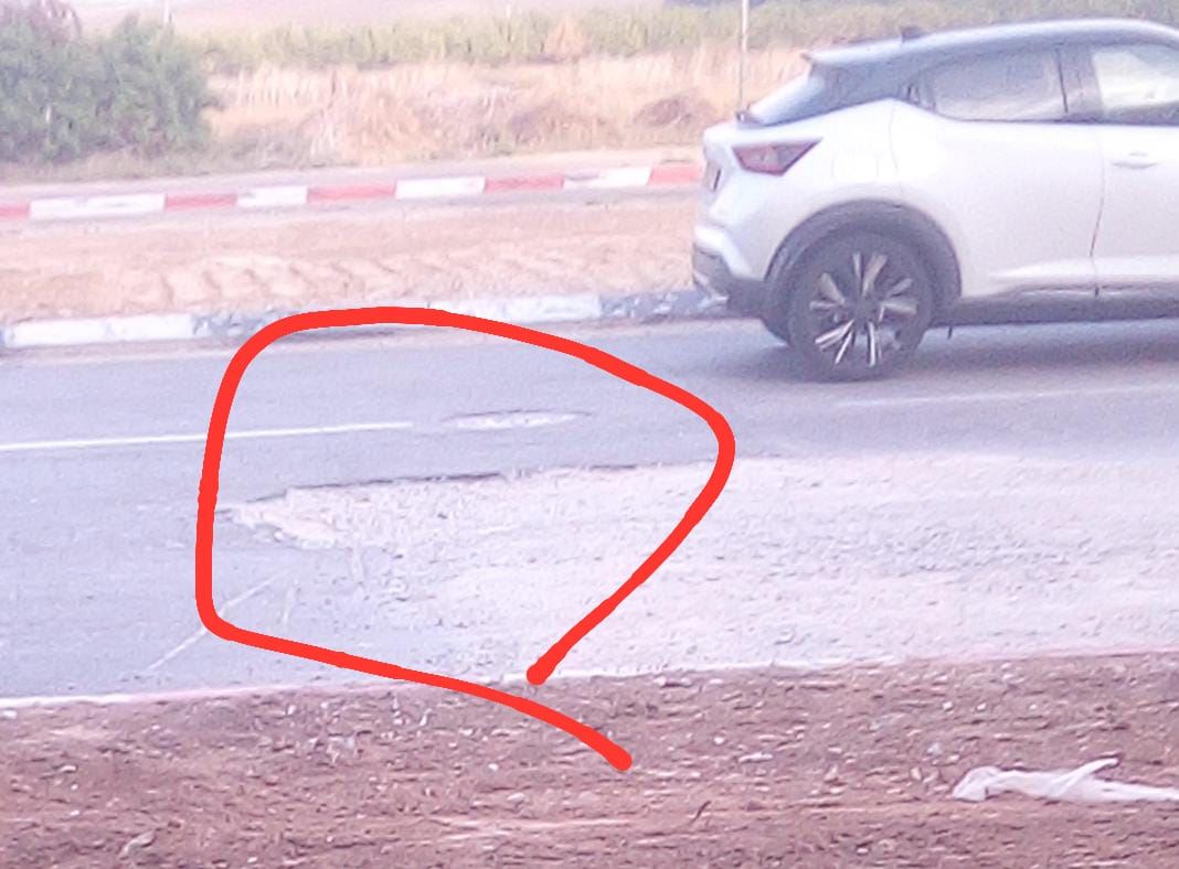 הבור בכביש S. המצלם