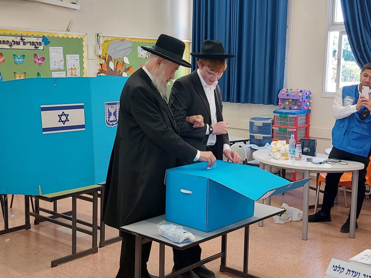 הרב שיינין בקלפי. המצלם