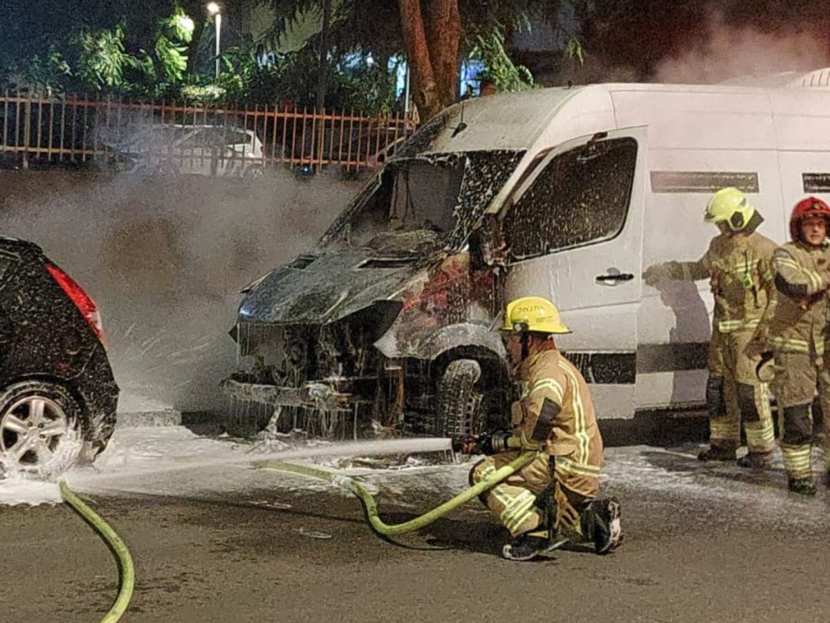 לוחמי האש מכבים את הרכב שהוצת