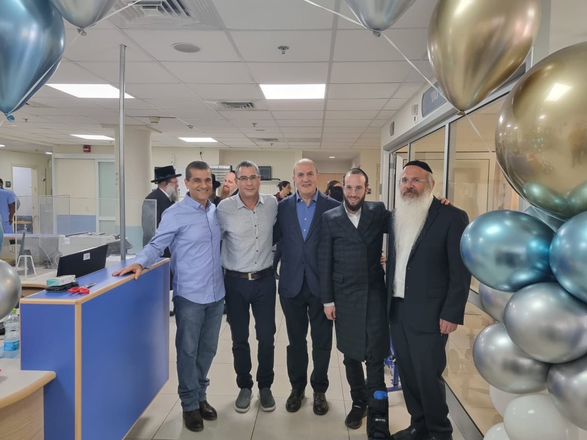 היועץ הרפואי הרב יוסי מרגלית וצוות בית החולים. צילום: ארגון רפואה שלימה