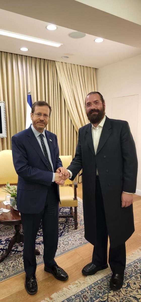 גאה לשלב את המתנדבים החרדים. עם נשיא המדינה הרצוג. אלבום פרטי