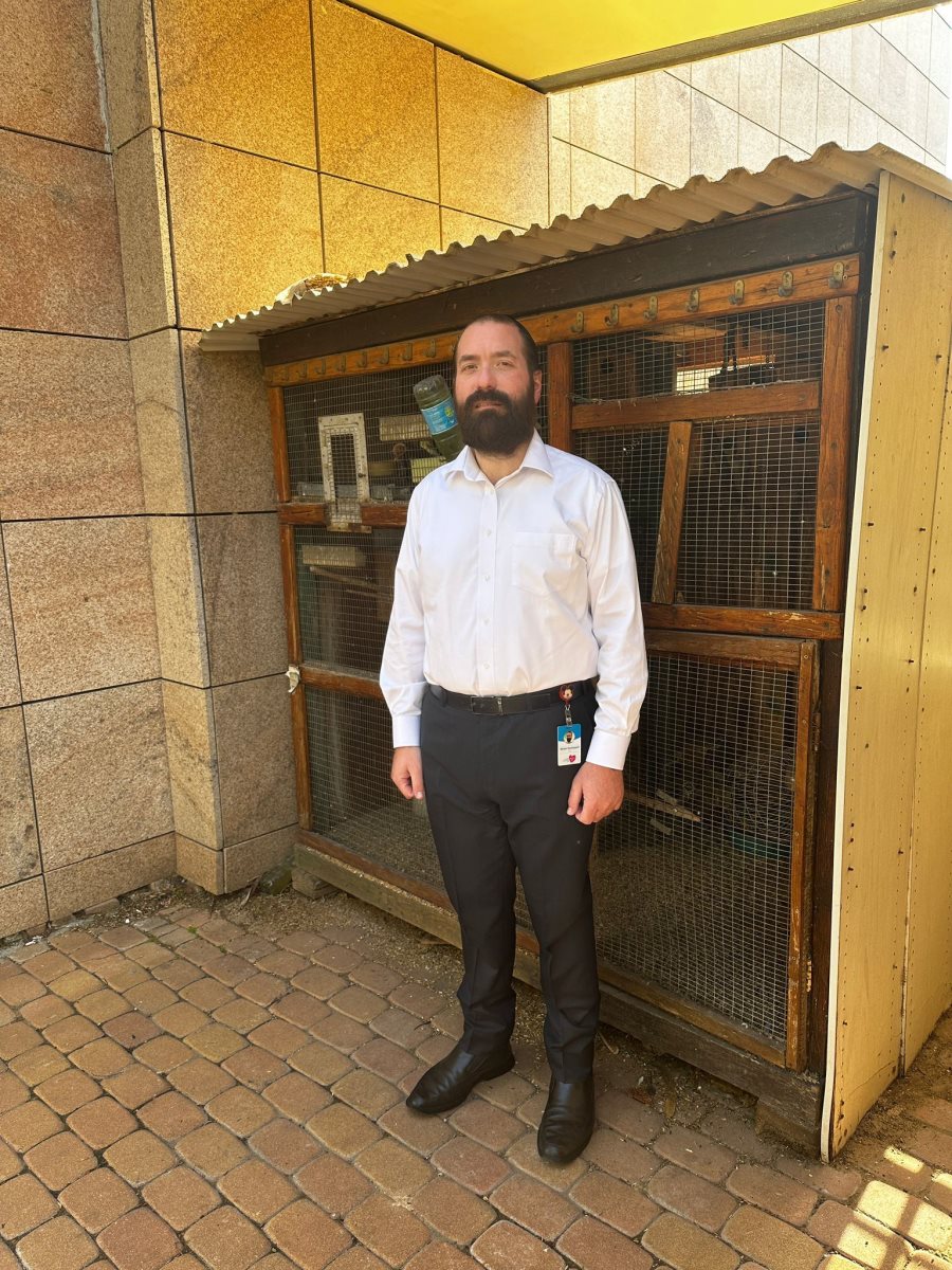 הבטחות מקיימים. שימי ליד התוכים של שמוליק ז"ל. צילום: קסם אידל