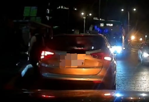 המתנדבים עוצרים את האוטובוס. צילום: משמר הרובע