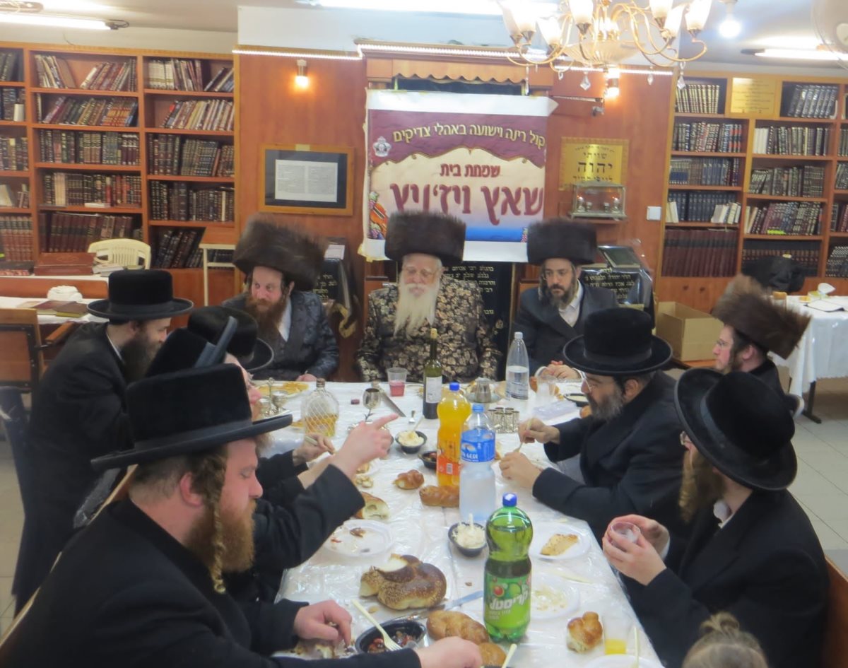 האדמור משאץ בקהל יראים. 