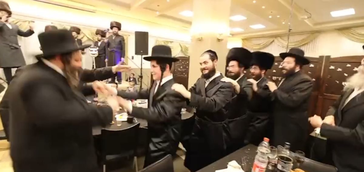 הרב שלמה צבי אלתר משמח את היתום. צילום מסך מתוך הסירטון