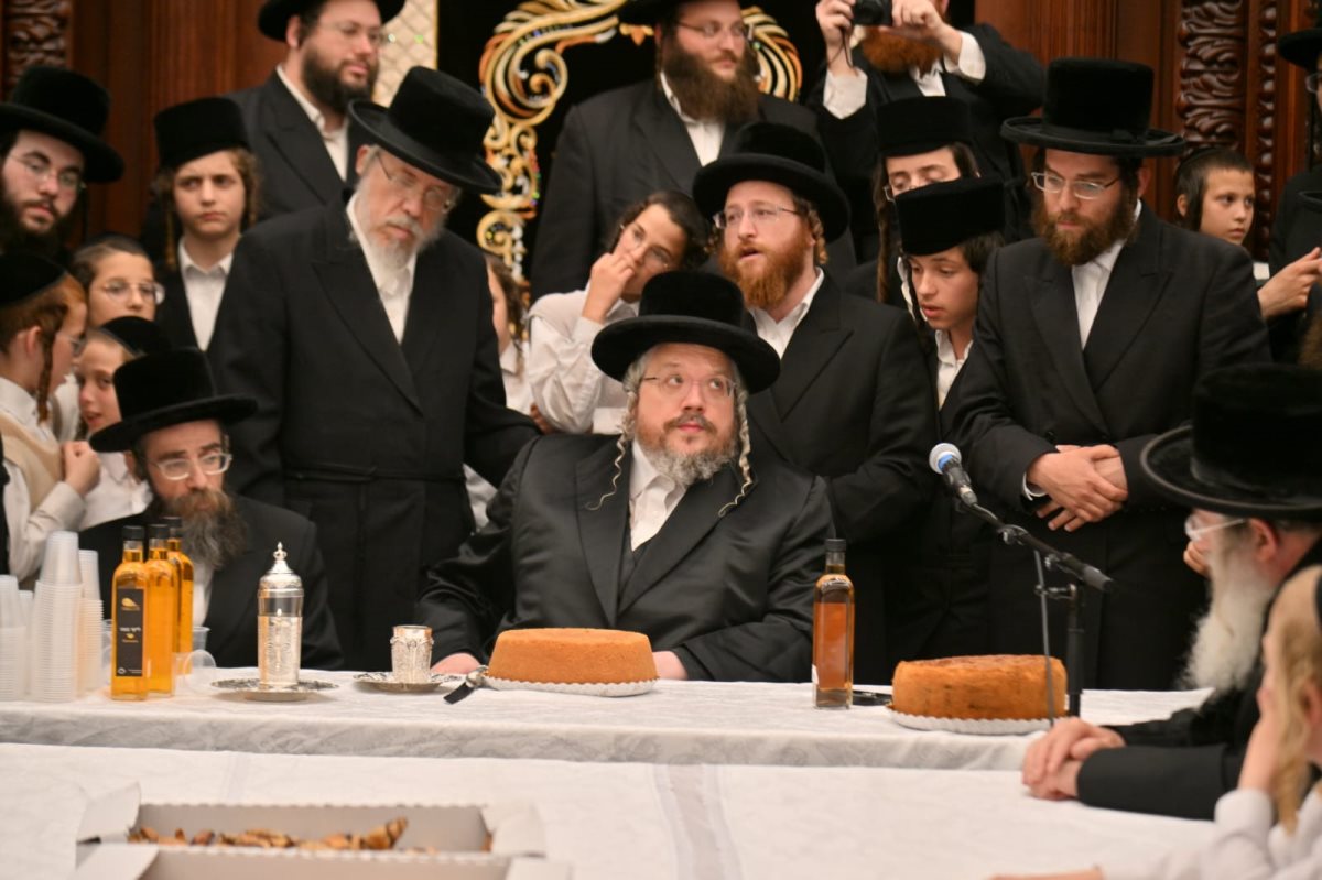 הזכות - הקמת בית הכנסת. עם הרה"צ מבעלזא שליט"א בעת חנוכת בית הכנסת. אלבום פרטי