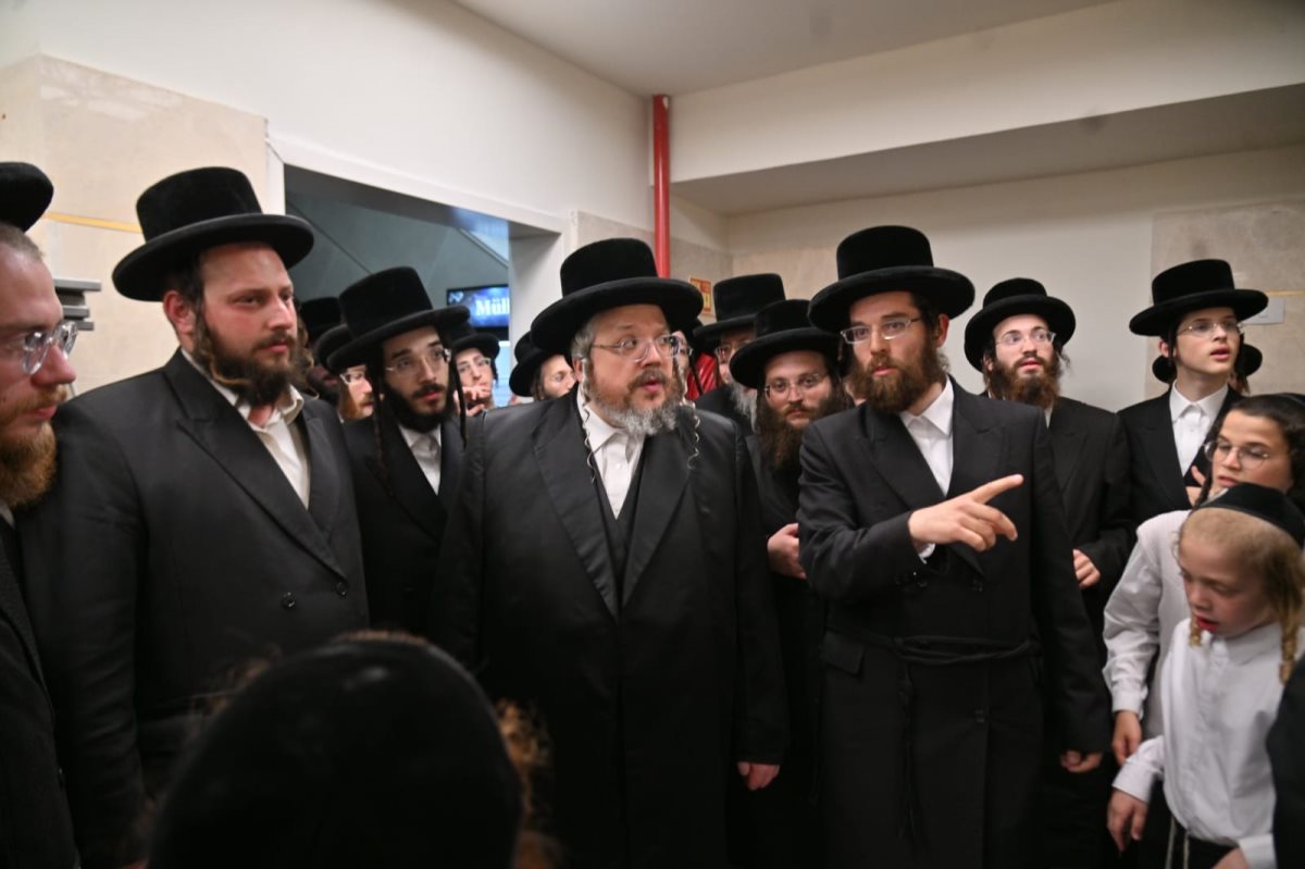 הזכות - הקמת בית הכנסת. עם הרה"צ מבעלזא שליט"א בעת חנוכת בית הכנסת. אלבום פרטי