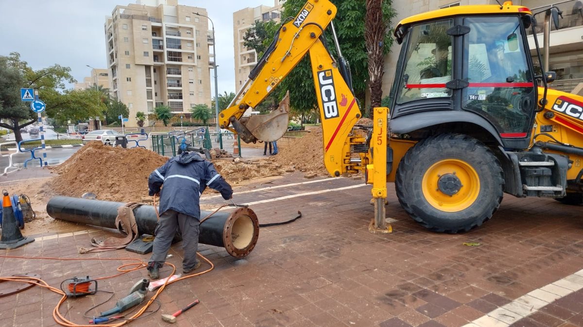 העבודות על קו הביוב השבוע (צילום: עיריית אשדוד)