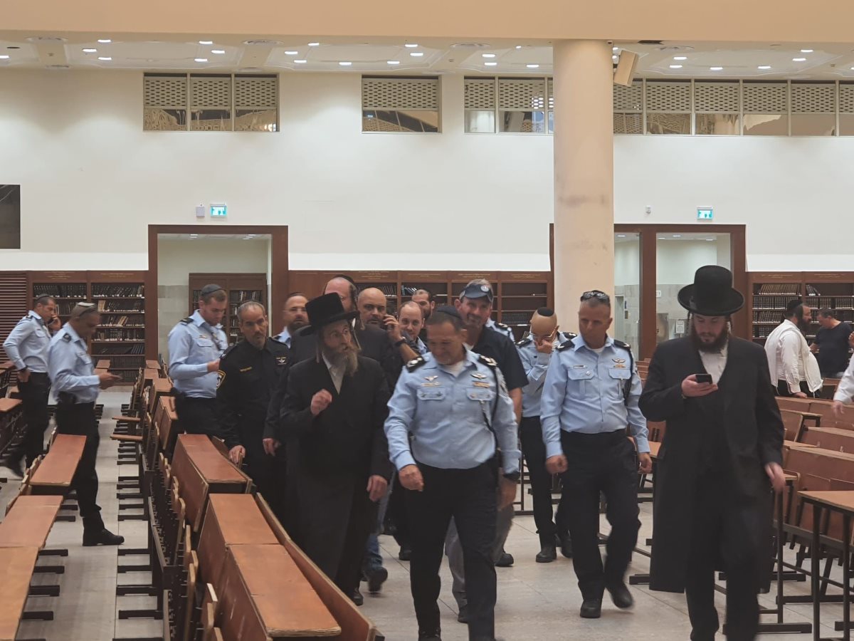 הרב סטלר בסיור בבית המדרש ויזניץ