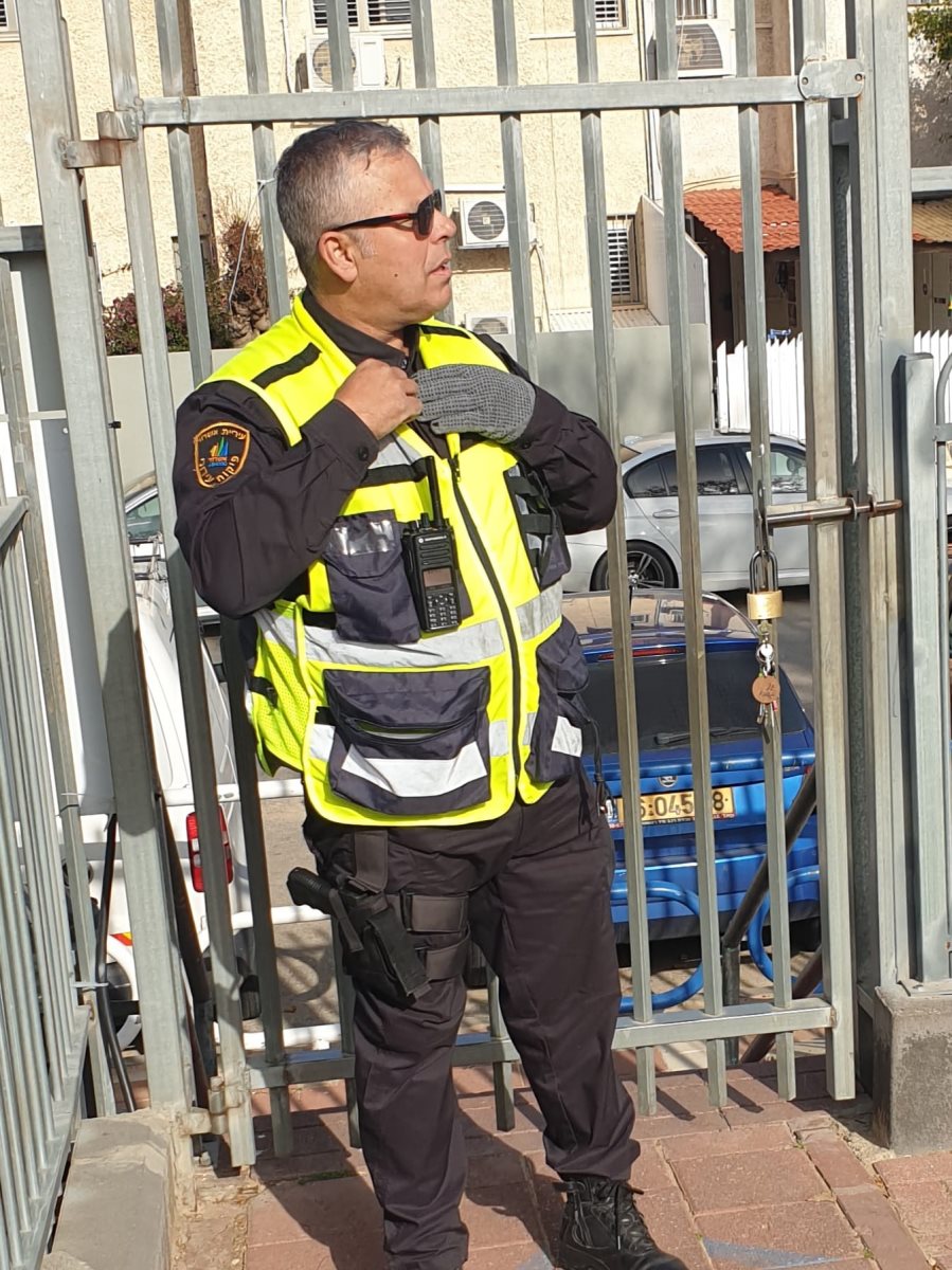 פקחי עירייה חמושים הוצבו בגנים ובתי ספר סמוך לאתרי בניה בעיר