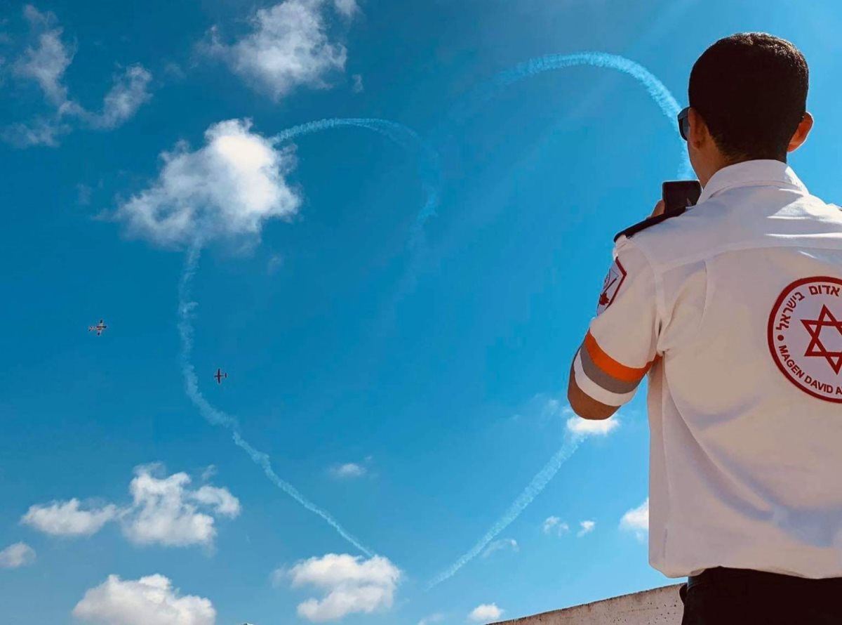 מופע אקרובטי בשמי אשדוד (צילום: פראמדיק חיים לוין)