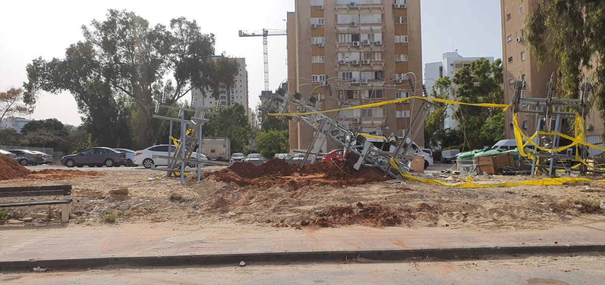 העמודים מונחים על הקרקע. רגע לפני שילקחו לגריטה