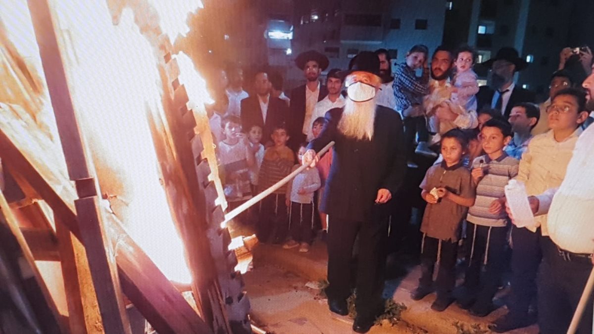 רב העיר הגר&quot;ח פינטו שליט&quot;א בהדלקה, אשתקד. צילום: מ&#39; כהן