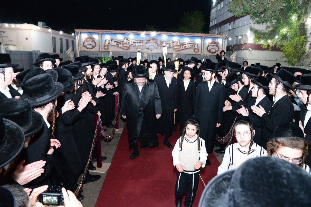 הרה&quot;צ בכניסה לישיבה. צילום: יוסי לוי