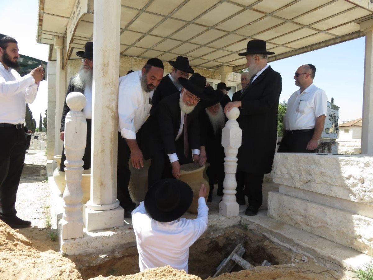 מעמד הקבורה בבית העלמין. צילום: שוקי לרר