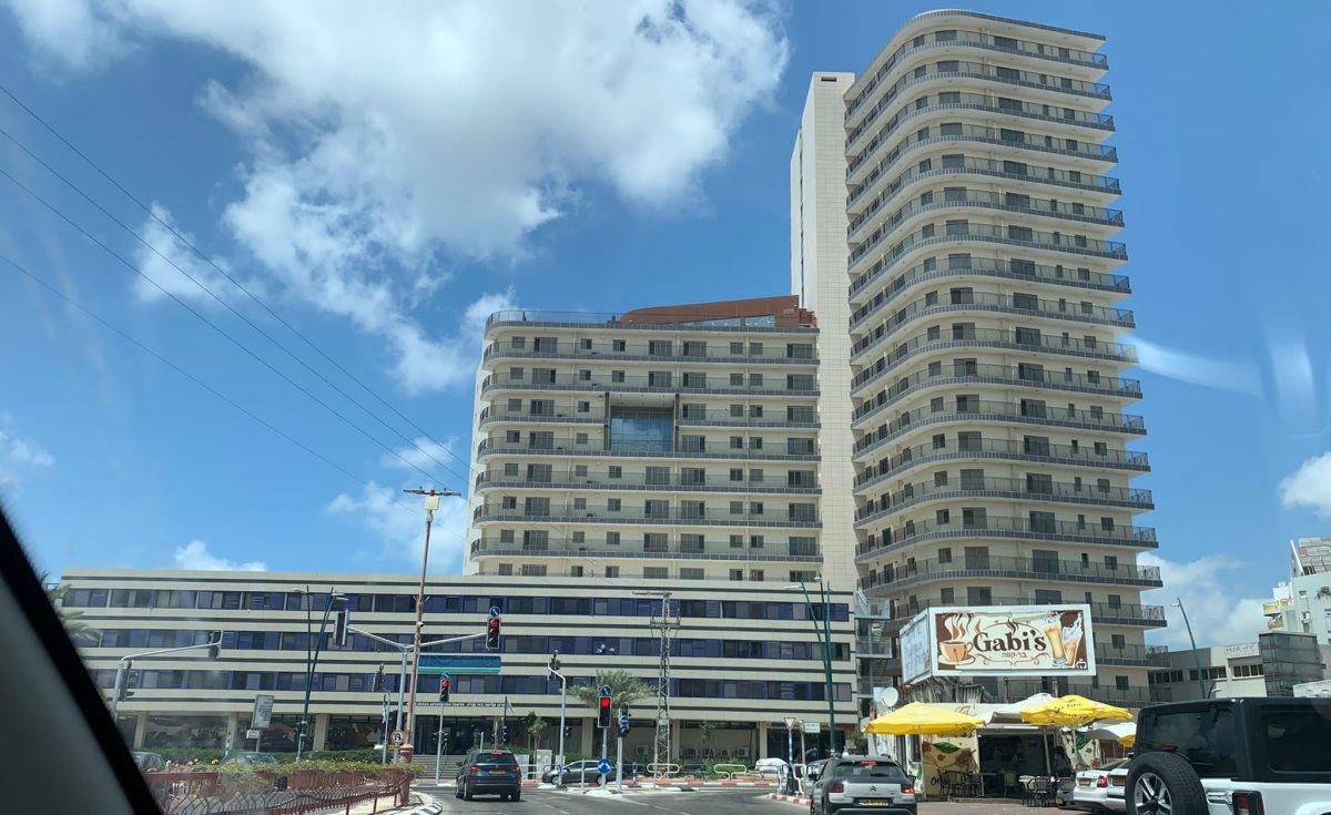 מבנה הדיור הציבורי החדש מעל בית קנדה