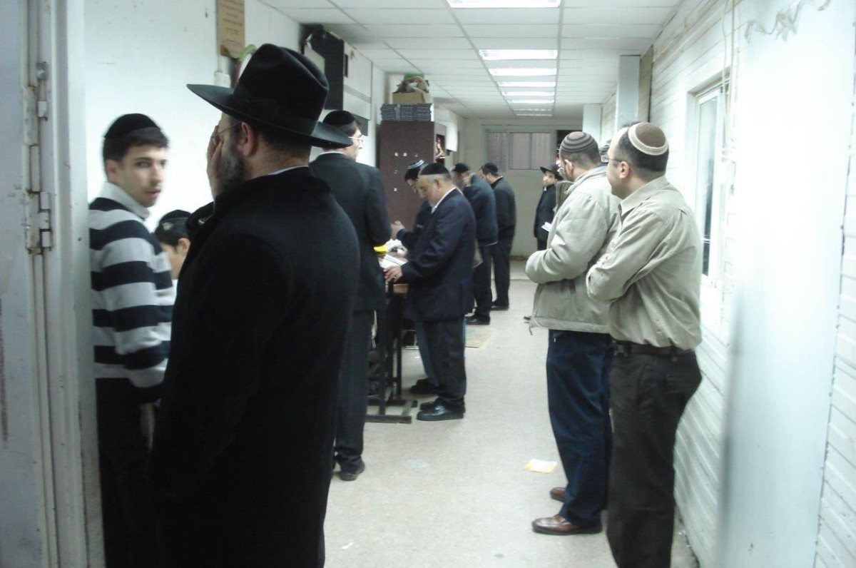 מתפללים בשטיבלך קהל חסידים. צילום: שוקי לרר