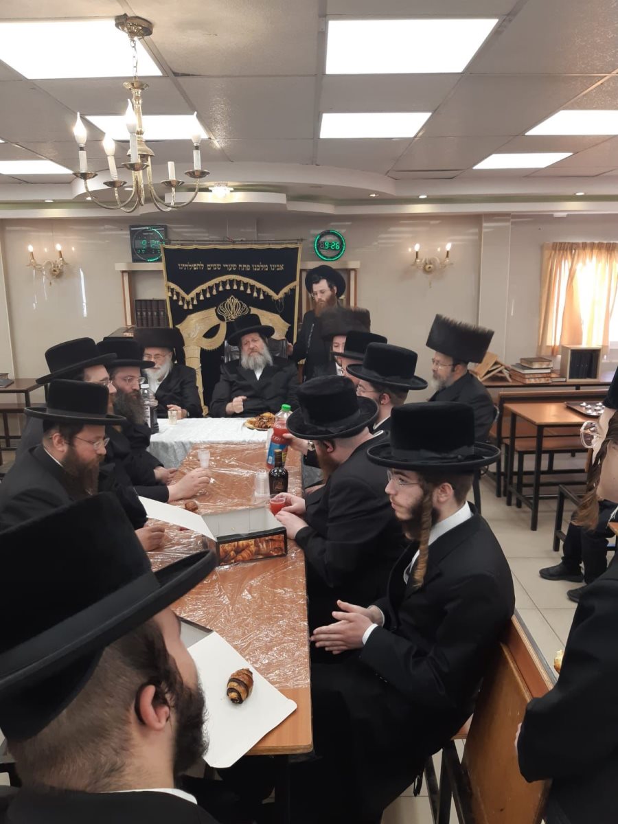 האדמור משאץ ב'לחיים' לאחר הברית. צילום: א' פ'