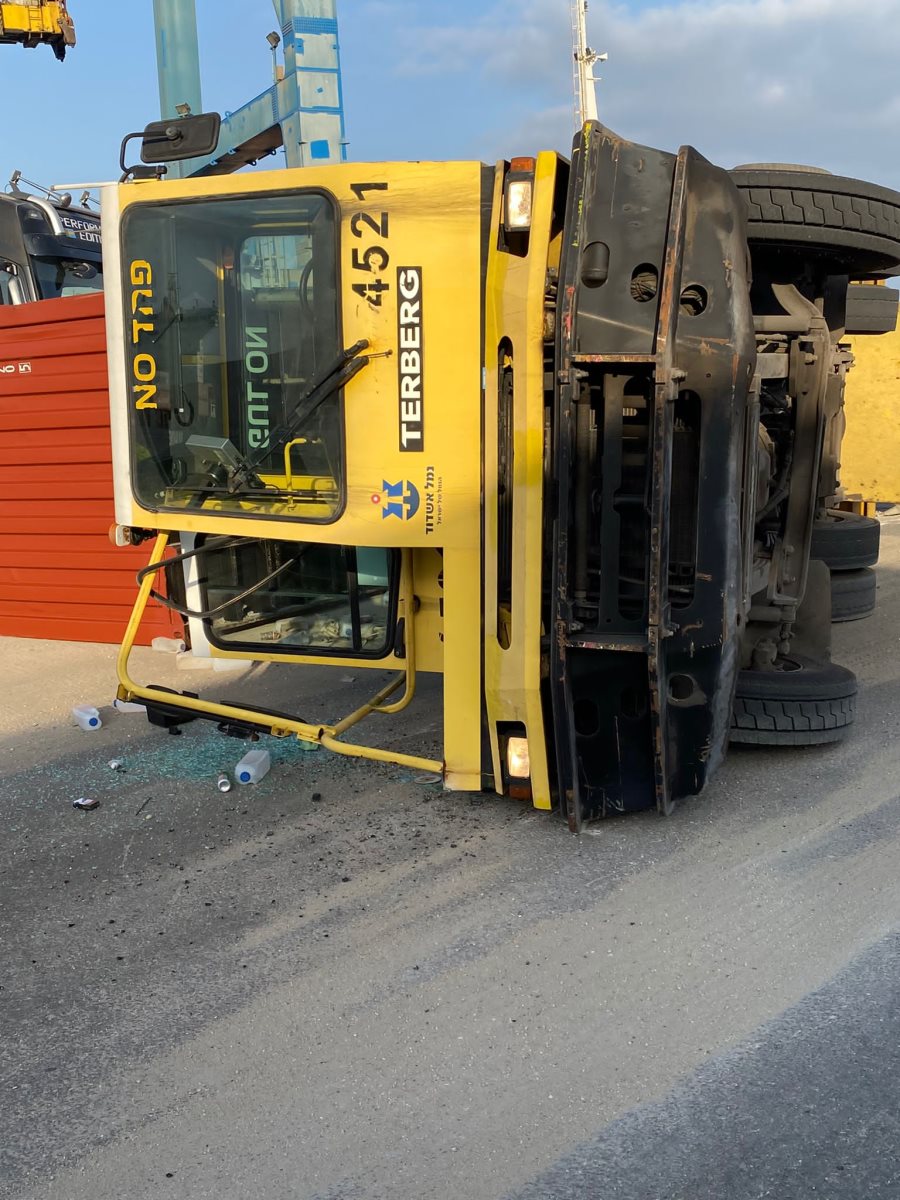 התהפכות גורר בנמל