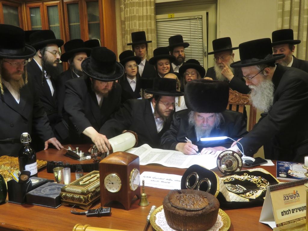 כ&quot;ק האדמו&quot;ר מבעלזא בכתיבת אותיות בספר התורה. צילום: ממלכת