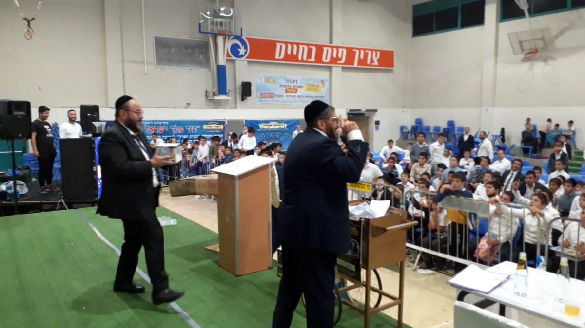 הכל התחיל בגלל כמה ילדות שלא הסתפקו בוופל. רבי משה עם ילדי זמרת הארץ. צילום: זמרת הארץ