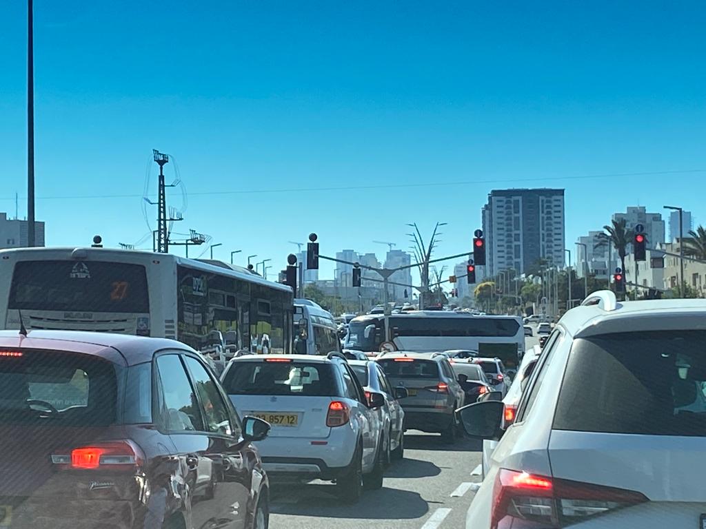 עומסי תנועה באשדוד. צילום: עופר אשטוקר