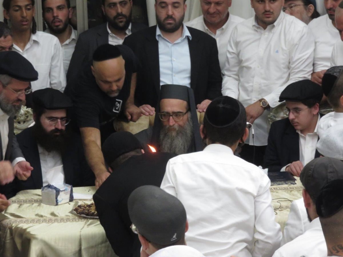 האדמו&quot;ר הרי&quot;ף בביקור בזק באשדוד. צילום: שוקי לרר