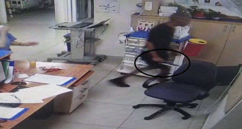 עם הסכין ביד