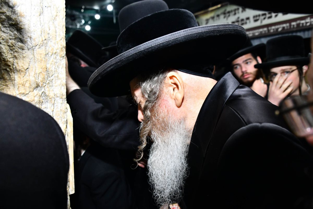 האדמו"ר משומרי אמונים שליט"א על הציון. צילום: שוקי לרר