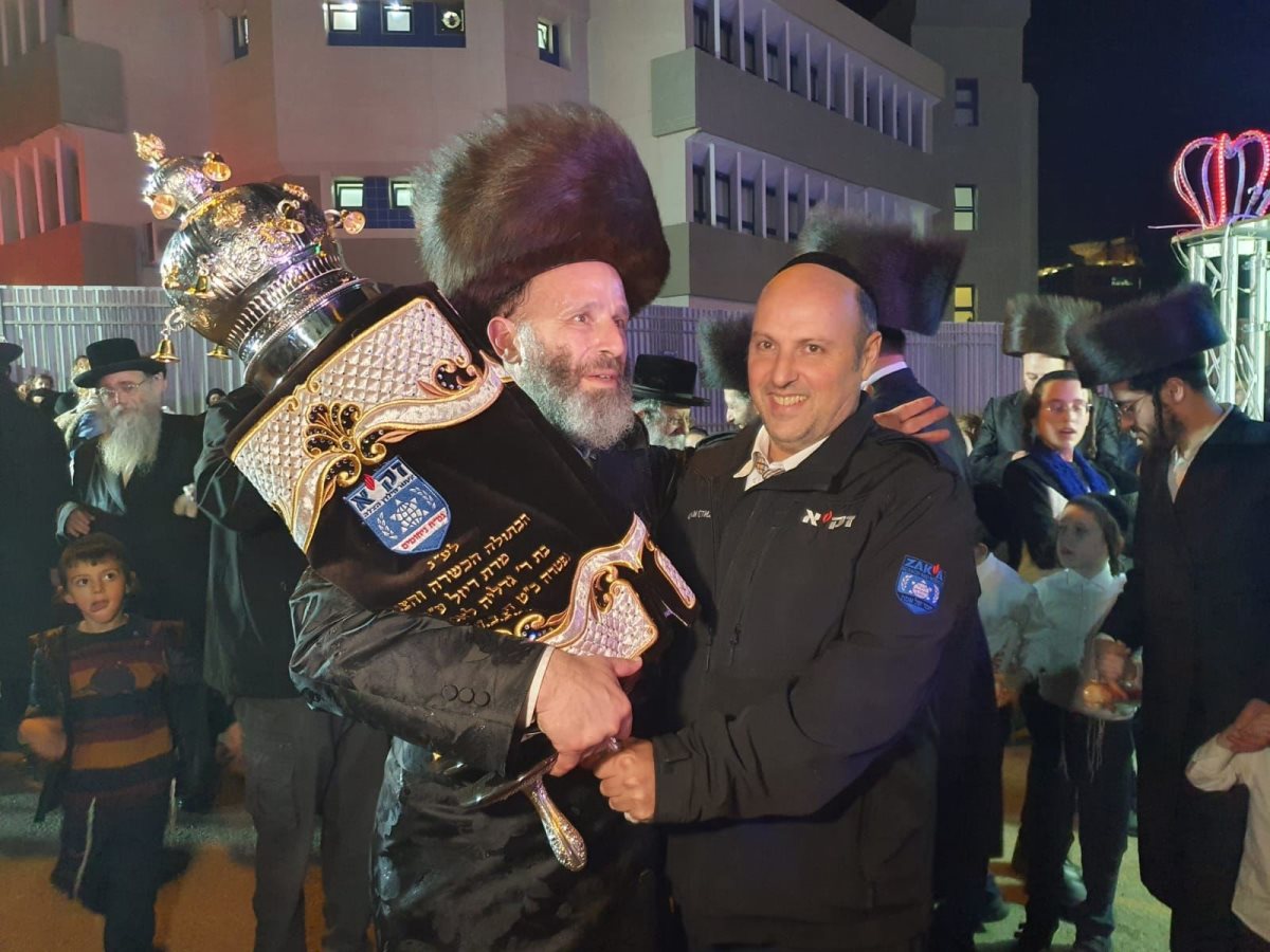 חיים של נתינה. יוסי לנדאו בהכנסת ספר תורה שנתרם לזק"א. צילום: אלבום פרטי