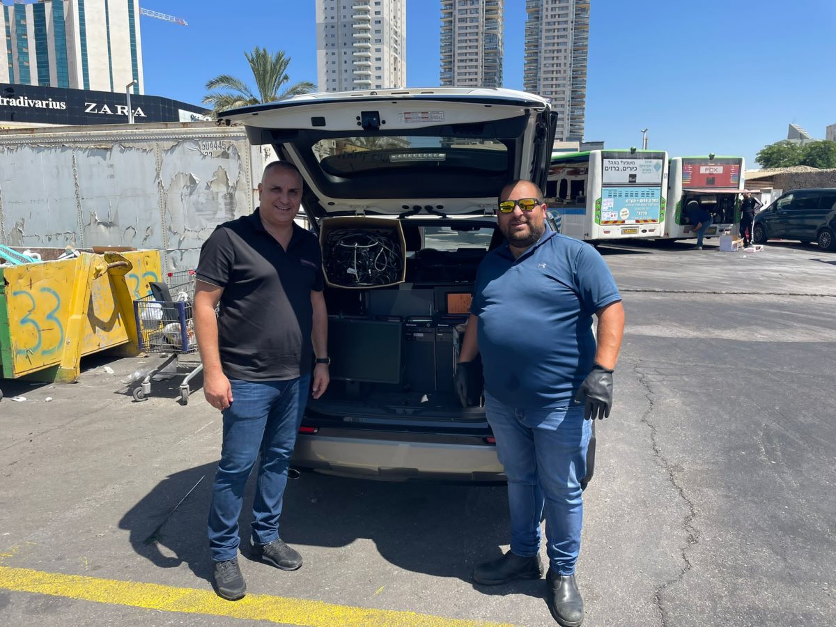 מישל ויעקב עם המחשבים לתרומה