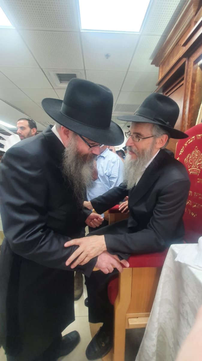 ברית מילה ברוב שירה וזמרה. בית חבד