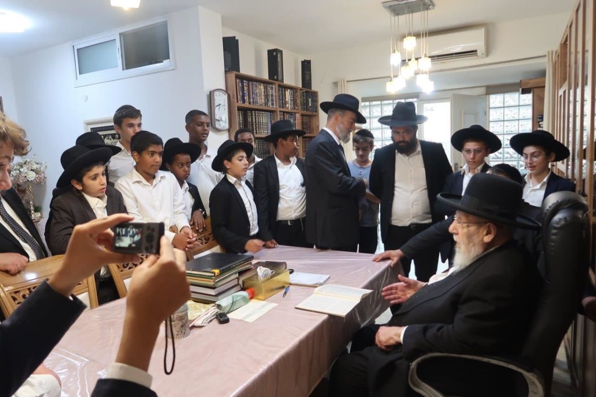 התלמידים בביקור אצל גדולי ישראל. צילום" שוקי לרר