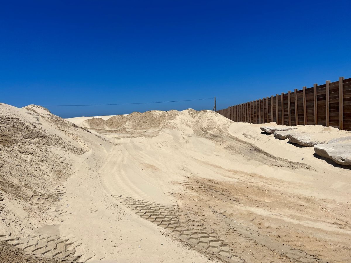 סוללות חול שהוקמו במטרה לשמש כמחיצה טבעית. צילום אגוי