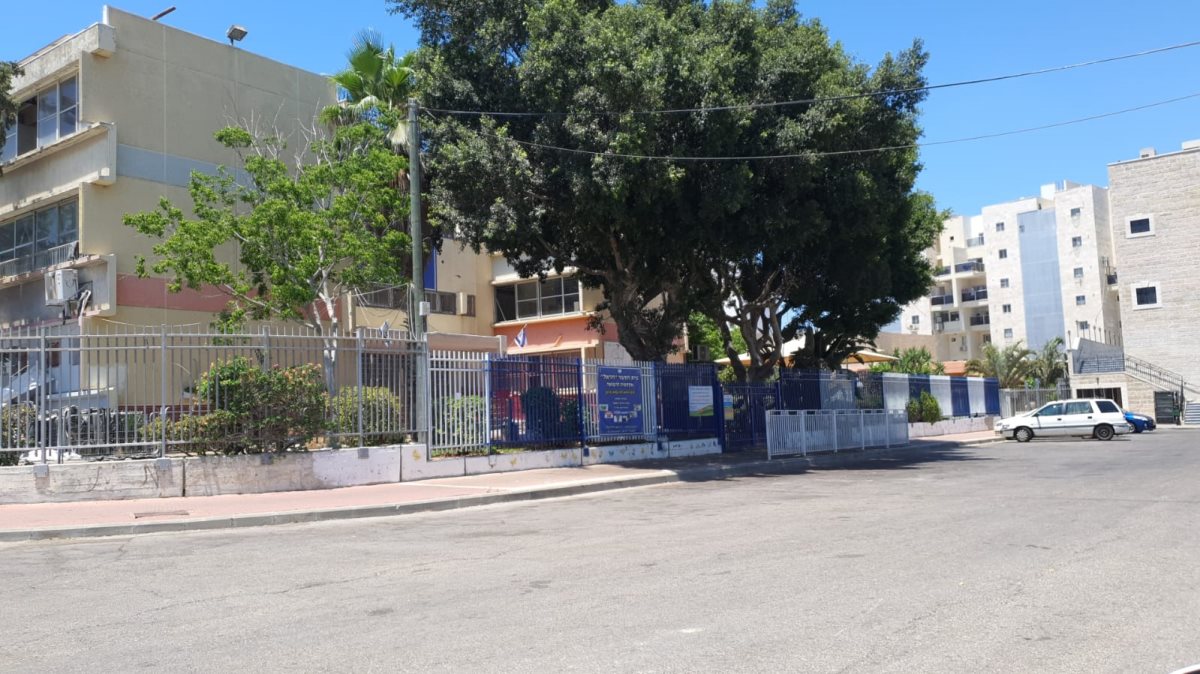 סלע המריבה. בניין בית הספר 'הראל'. צילום עצמי