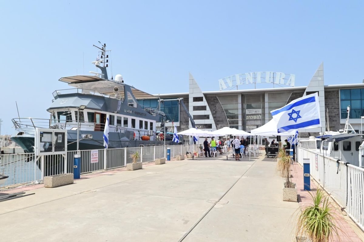 ספינת המחקר עוגנת במרינה. צילום: אורי קריספין